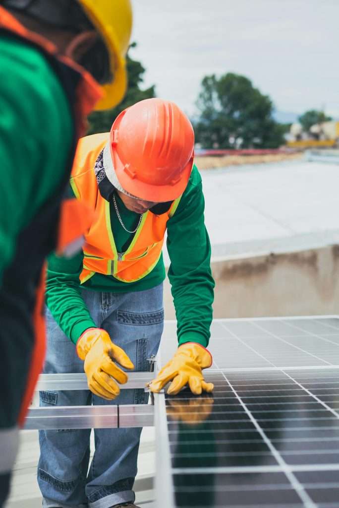 Solarenergie in Deutschland, verstehen wie sie funktioniert und welche Zukunft sie schafft | OpusFlow Solarenergie in Deutschland – Installateure montieren Photovoltaikanlagen